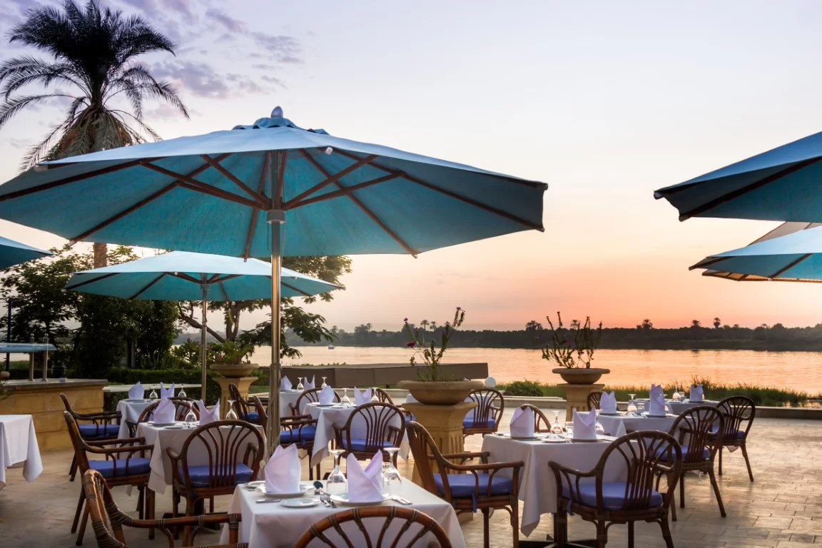 Restaurantterrasse am Abend