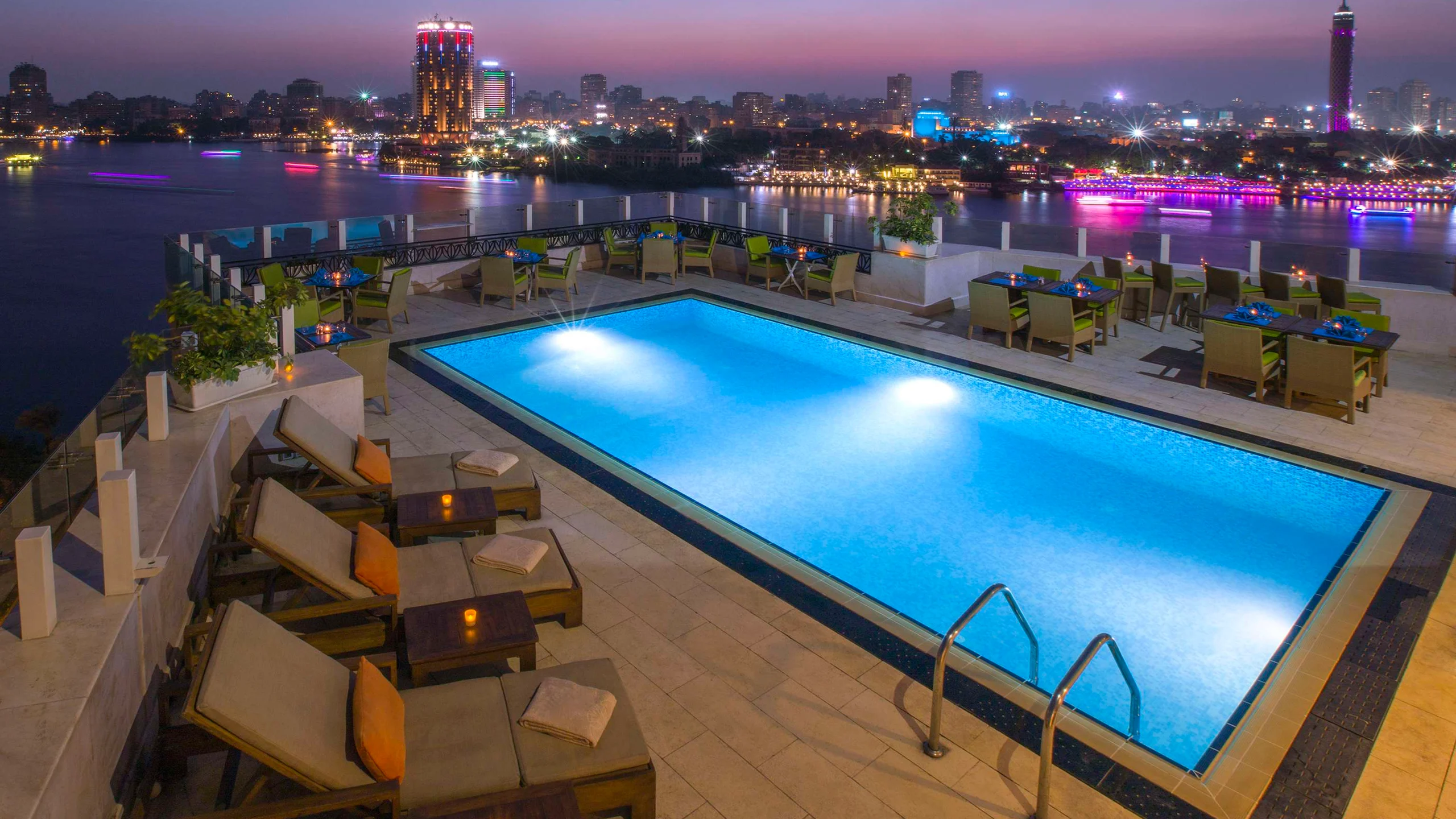Kempinski Nile Hotel Cairo – Rooftop-Pool am Abend