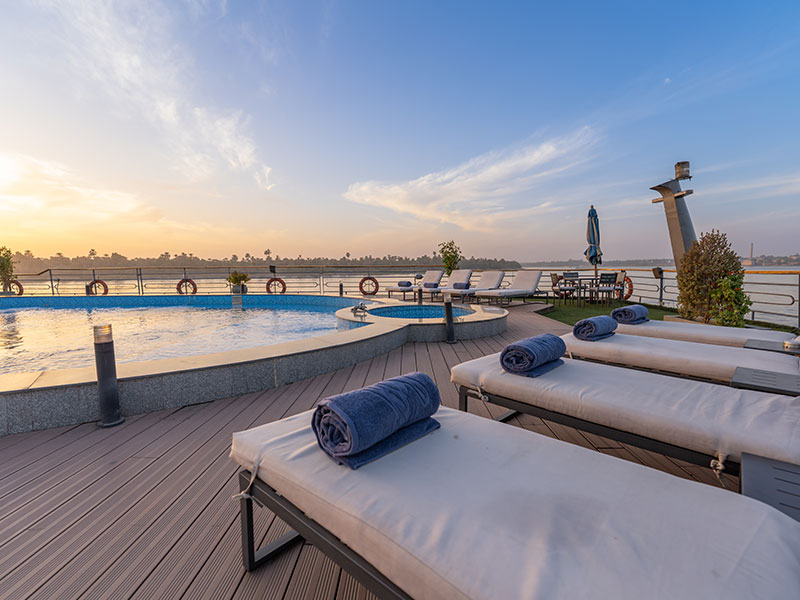 The Royal Signature – Pool und Sonnendeck