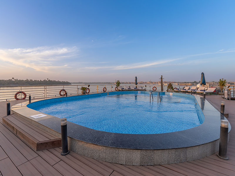 The Royal Signature – Sonnendeck mit Liegen