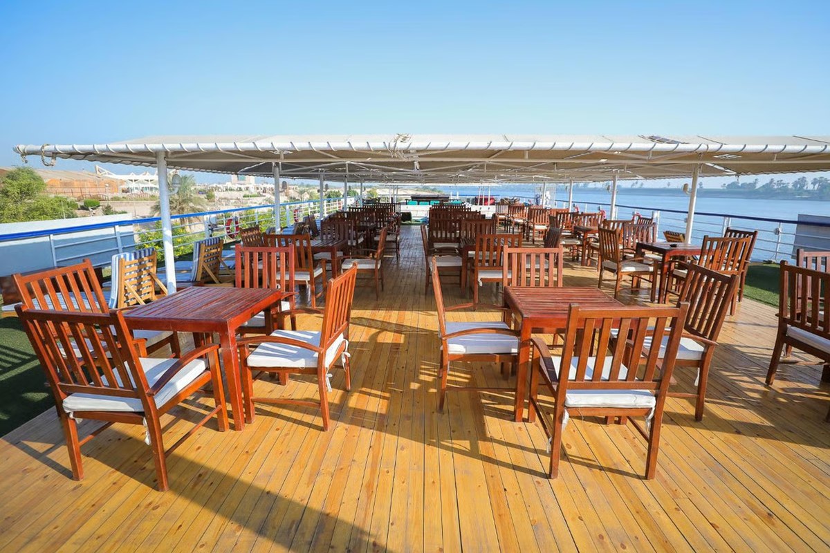 M/S King of Thebes – Sitzbereich auf dem Sonnendeck