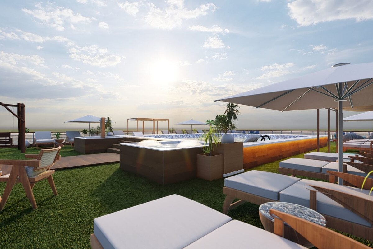 M/S City and Sea Adonis – Sonnendeck bei Sonnenuntergang
